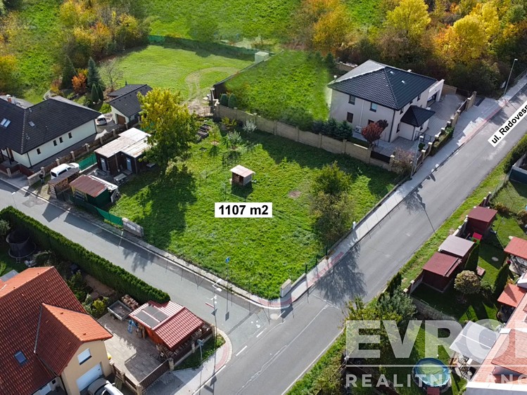 Prodej stavebního pozemku 1 107 m² - foto 6