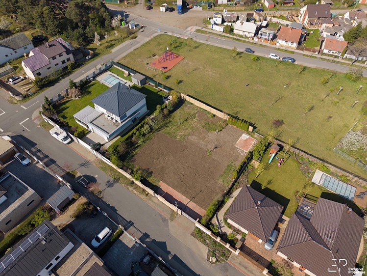Prodej stavebního pozemku 990 m² - foto 6