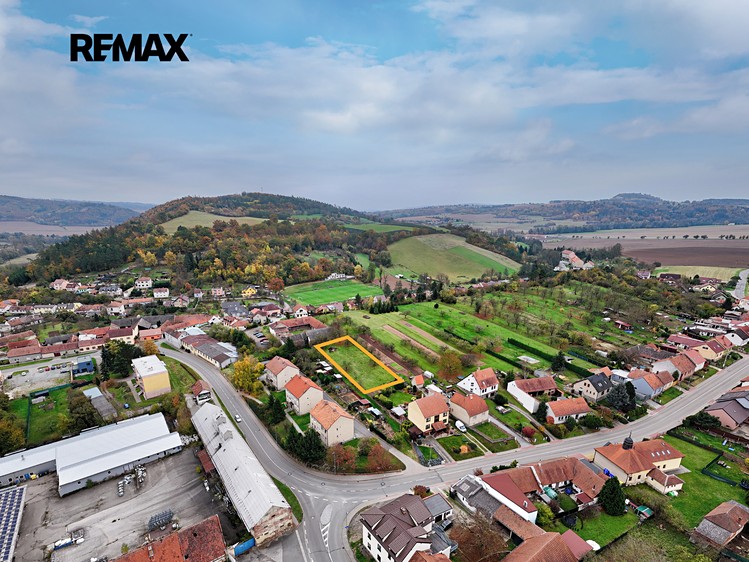 Prodej stavebního pozemku 1 058 m² - foto 2