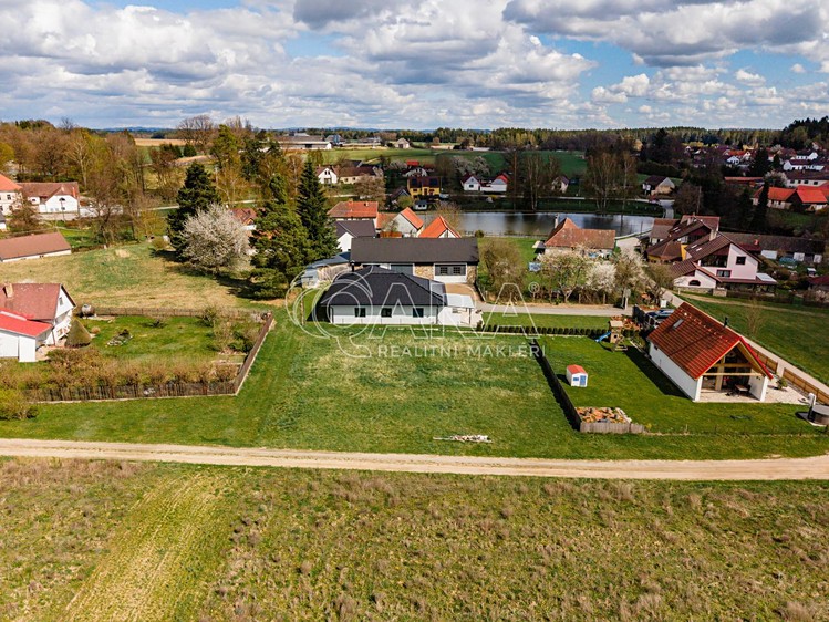Prodej stavebního pozemku 880 m² - foto 1