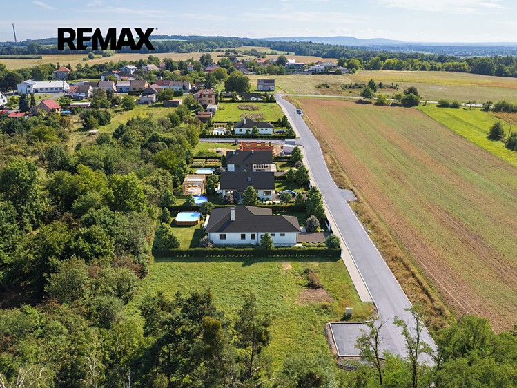 Prodej stavebního pozemku 879 m² - foto 1