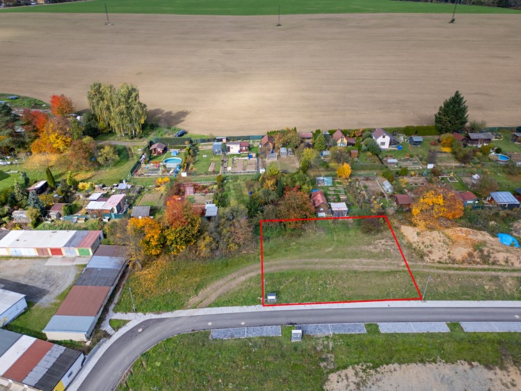 Prodej stavebního pozemku 730 m² - foto 1