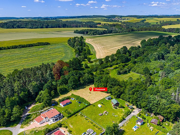 Prodej stavebního pozemku 2 748 m² - foto 1