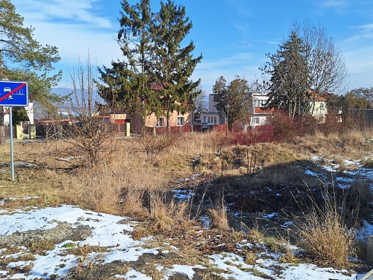 Prodej stavebního pozemku 988 m² - foto 1