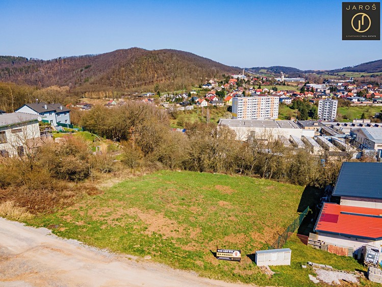 Prodej stavebního pozemku 915 m² - foto 2