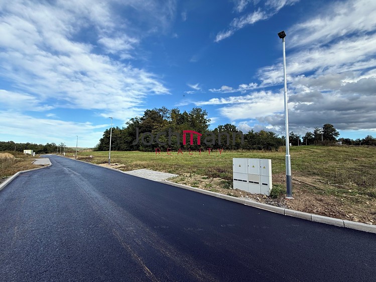 Prodej stavebního pozemku 920 m² - foto 1