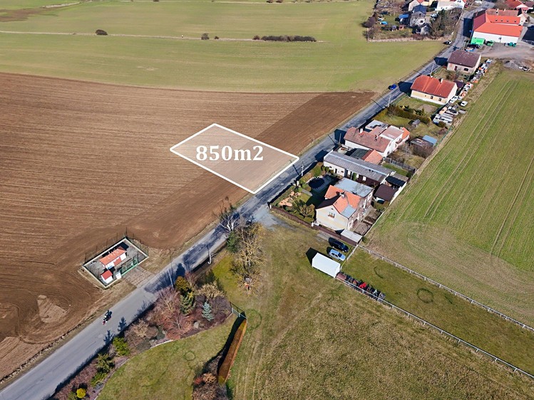 Prodej stavebního pozemku 850 m² - foto 1