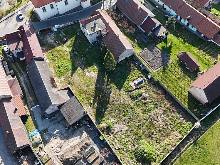 Prodej stavebního pozemku 2 000 m² - foto 1
