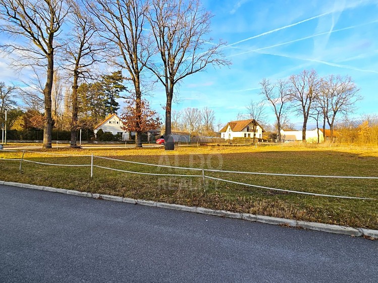 Prodej stavebního pozemku 983 m² - foto 1