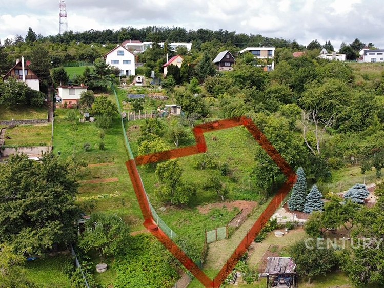 Prodej stavebního pozemku 748 m² - foto 1