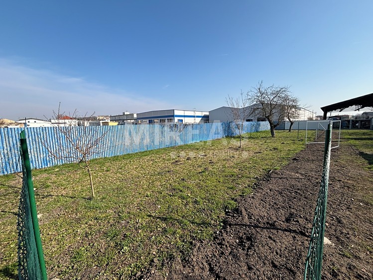 Pronájem zahrady 200 m² - foto 1