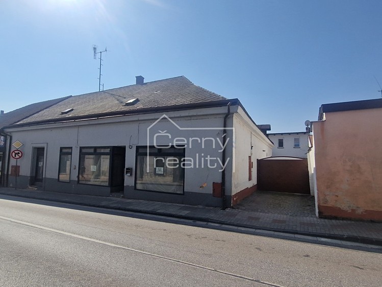 Prodej komerční nemovitosti 300 m² - foto 1