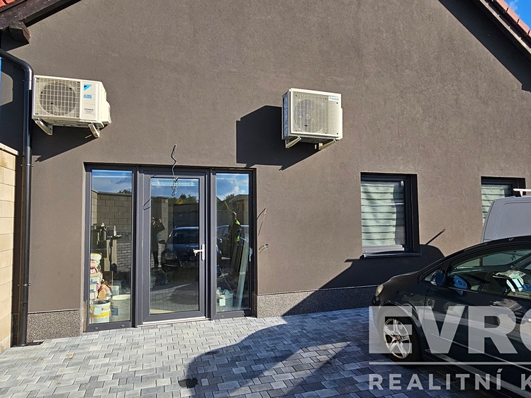 Prodej obchodního prostoru 64 m² - foto 1