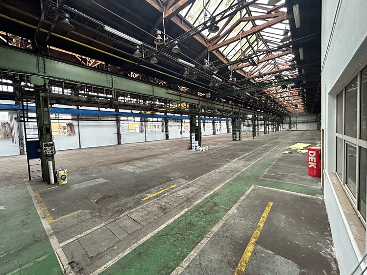 Prodej výrobní haly, prostoru 10 000 m² - foto 2