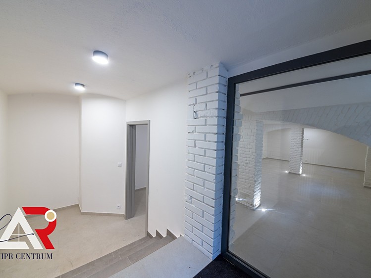 Prodej komerční nemovitosti 233 m² - foto 1