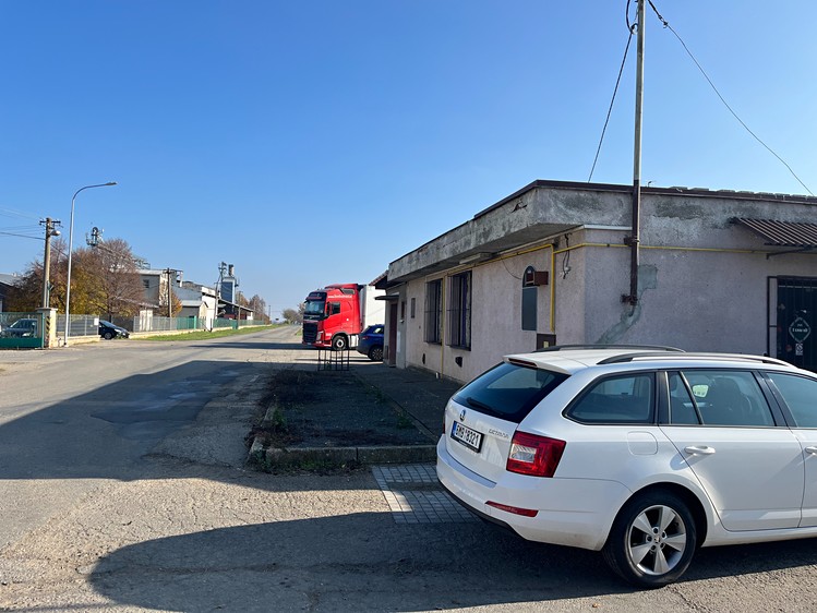 Prodej komerční nemovitosti 77 m² - foto 1