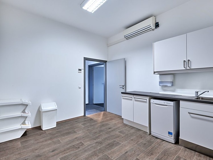 Pronájem kanceláře 246 m² - foto 5