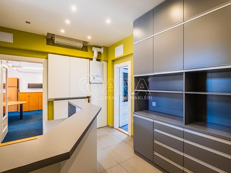 Pronájem kanceláře 100 m² - foto 6