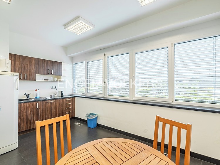 Pronájem kanceláře 254 m² - foto 2