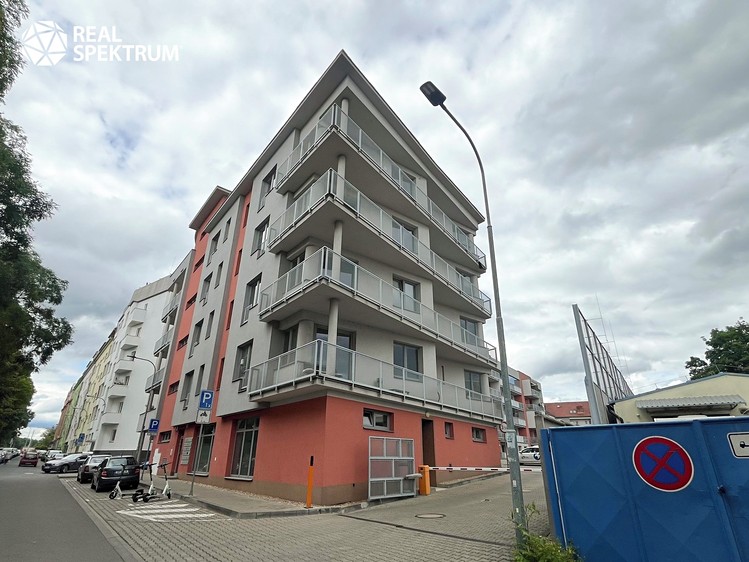 Pronájem kanceláře 100 m² - foto 2