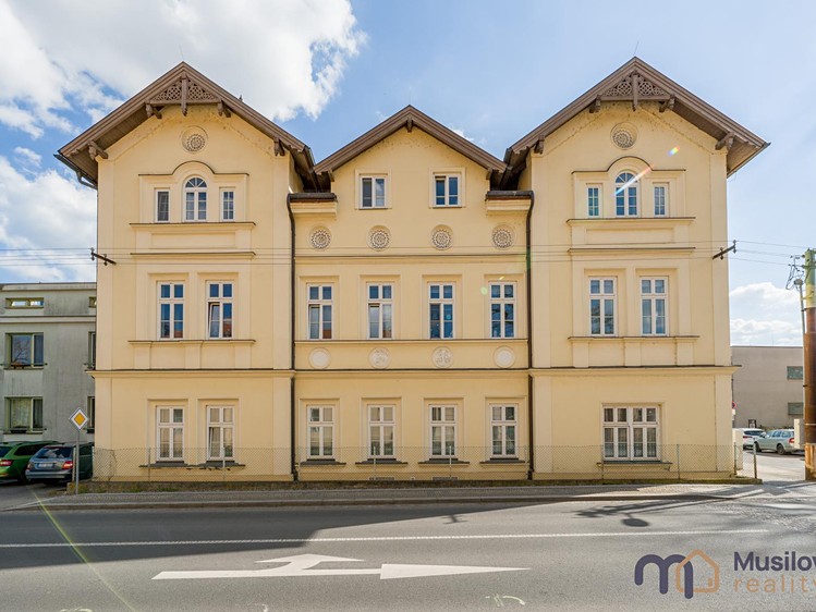 Prodej bytu 3+kk 81 m² (Podkrovní) - foto 1