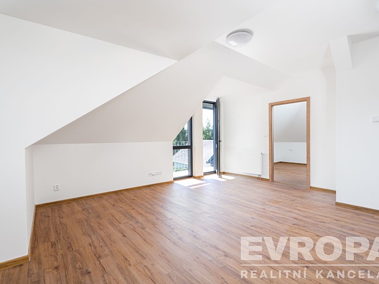 Prodej bytu 2+kk 52 m² (Podkrovní) - foto 4