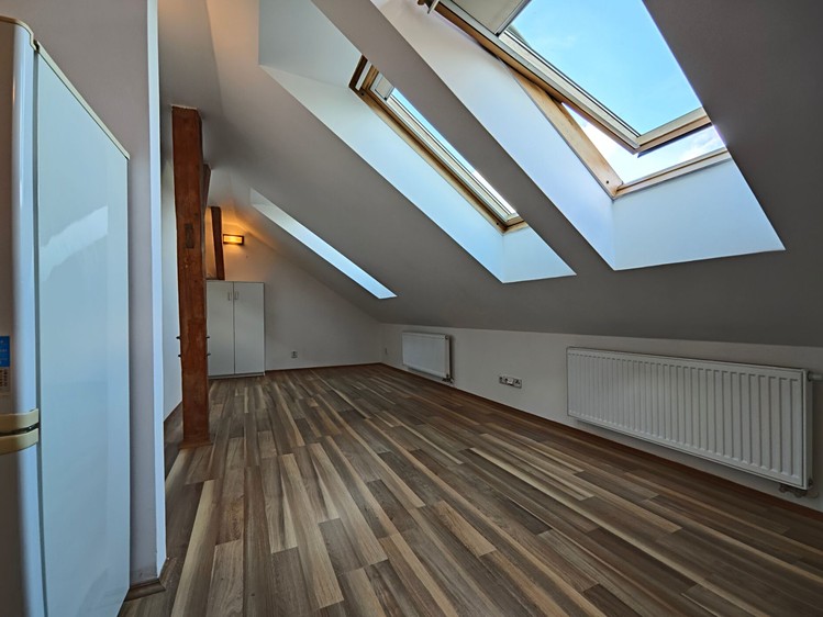 Prodej bytu 1+kk 32 m² (Podkrovní) - foto 2