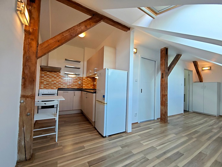 Prodej bytu 1+kk 32 m² (Podkrovní) - foto 1