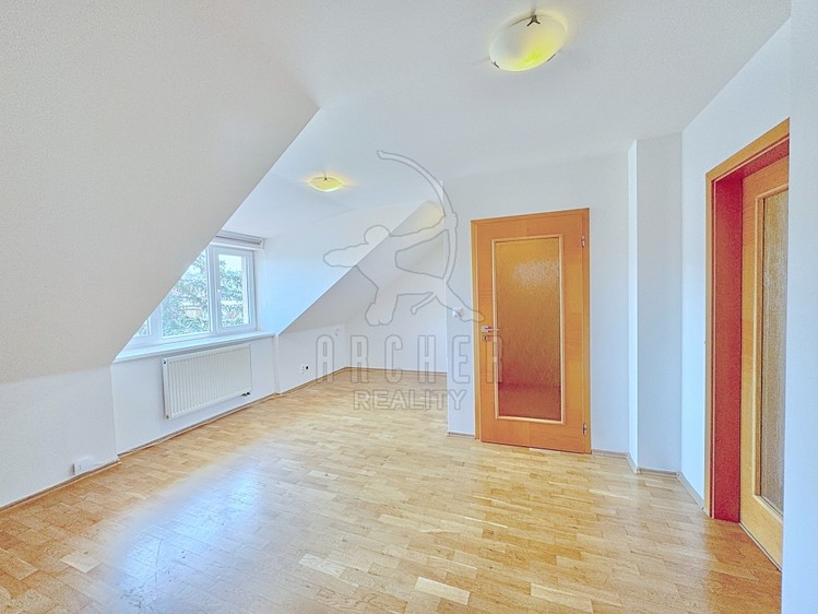 Prodej bytu 2+1 57 m² (Podkrovní) - foto 4