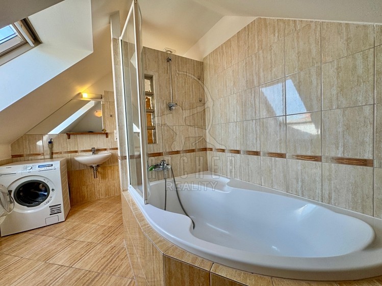 Prodej bytu 2+1 57 m² (Podkrovní) - foto 5