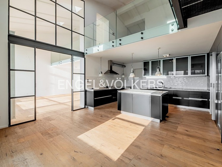 Pronájem bytu 6 pokojů a více 324 m² - foto 1