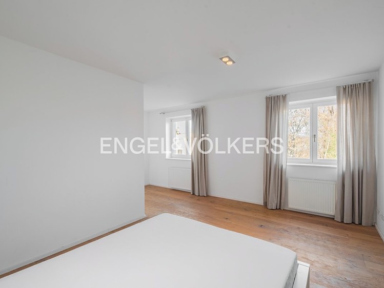 Pronájem bytu 6 pokojů a více 324 m² - foto 7