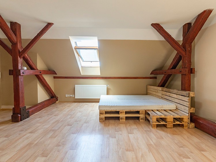 Pronájem bytu 1+kk 34 m² (Podkrovní) - foto 1