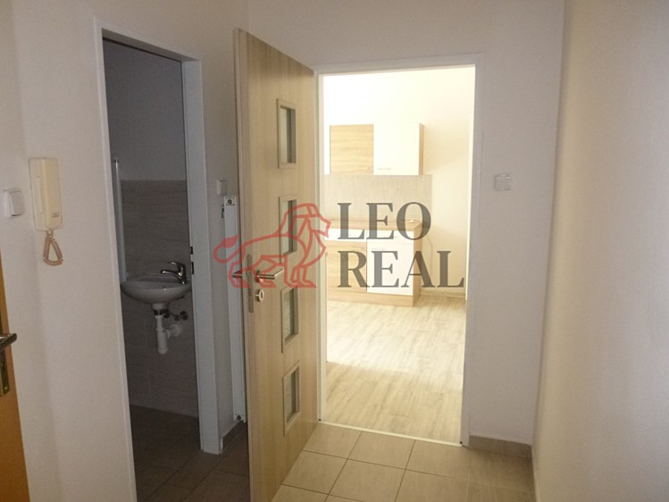 Pronájem bytu 2+1 72 m² - foto 3