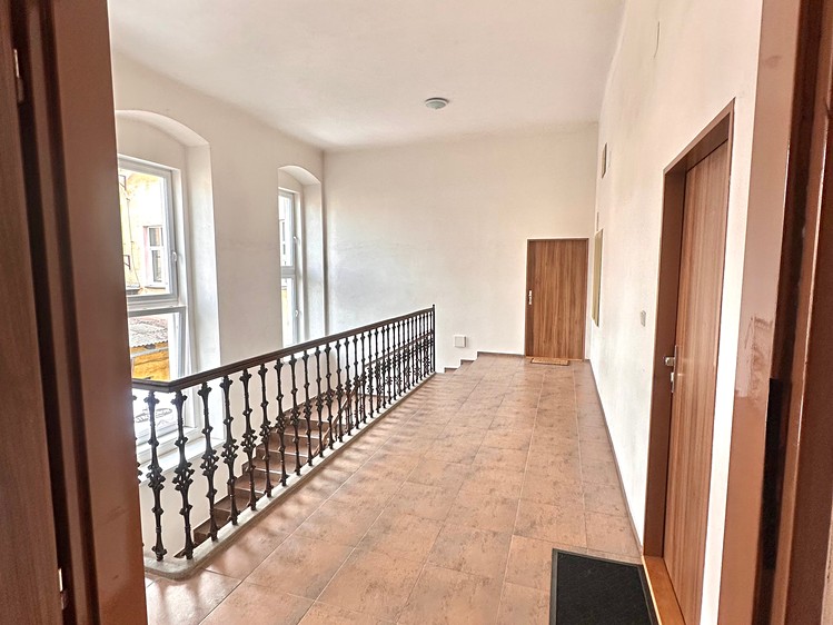 Pronájem bytu 1+1 65 m² (Jednopodlažní) - foto 1