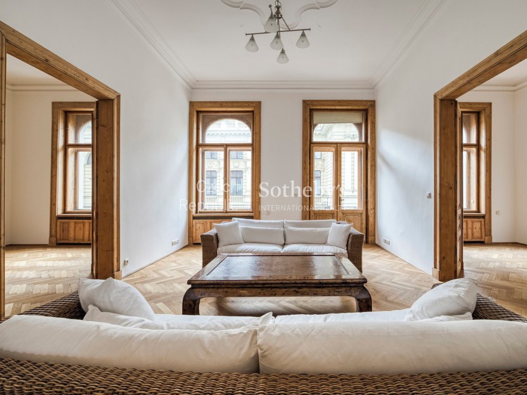 Pronájem bytu 6 pokojů a více 255 m² - foto 1
