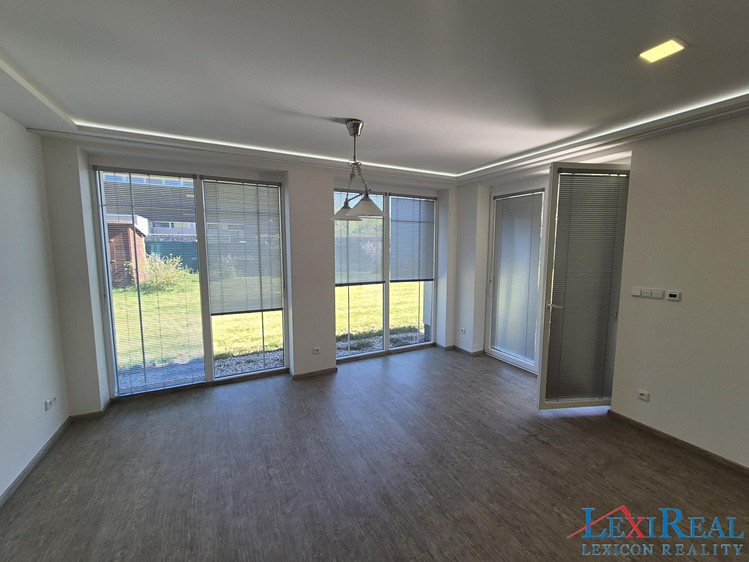 Pronájem bytu 2+kk 68 m² (Jednopodlažní) - foto 2