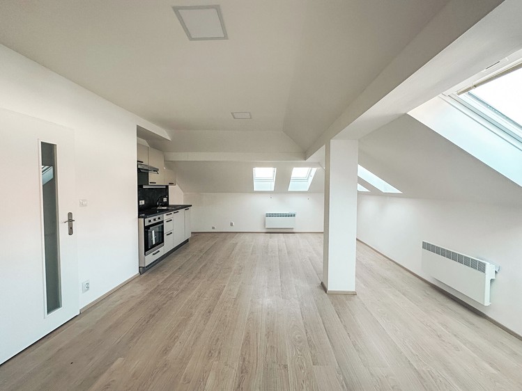 Pronájem bytu 3+kk 74 m² (Podkrovní) - foto 1