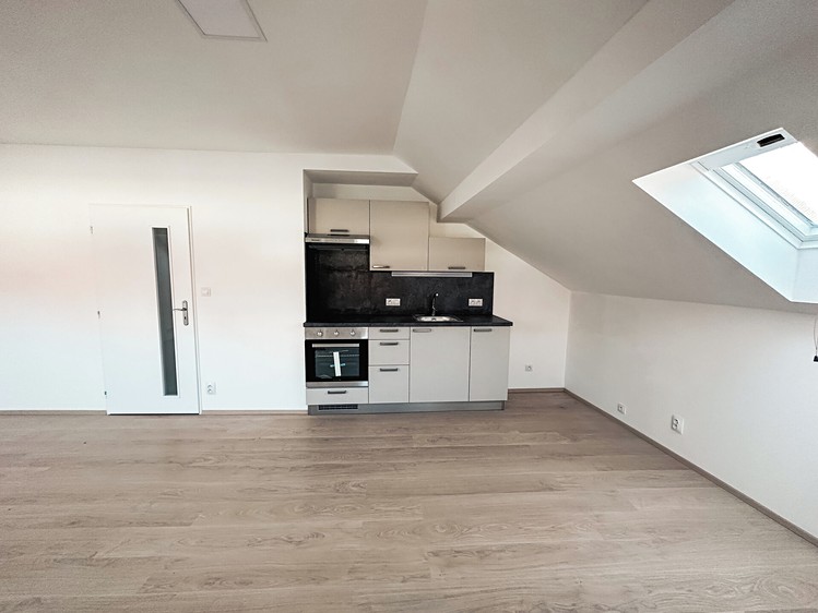 Pronájem bytu 3+kk 74 m² (Podkrovní) - foto 2