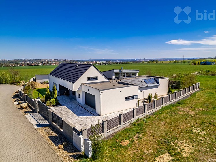 Prodej rodinného domu 379 m², pozemek 1 341 m² - foto 1