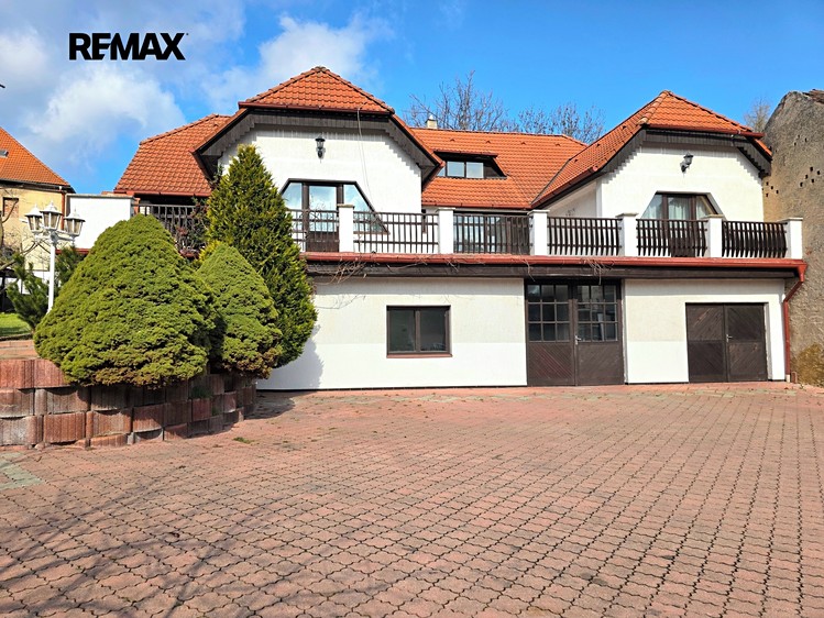 Prodej rodinného domu 302 m², pozemek 1 056 m² - foto 1