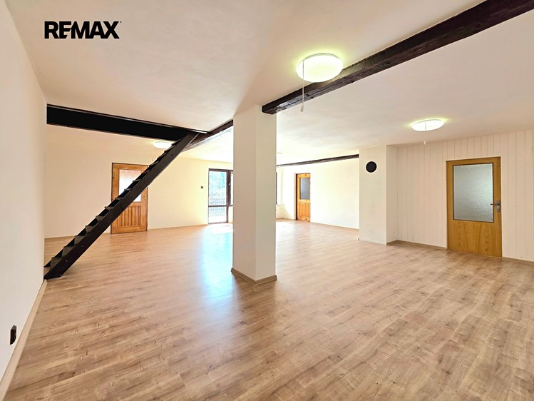 Prodej rodinného domu 302 m², pozemek 1 056 m² - foto 4