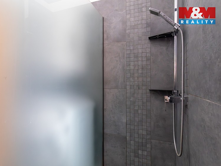 Prodej rodinného domu 310 m², pozemek 860 m² - foto 8