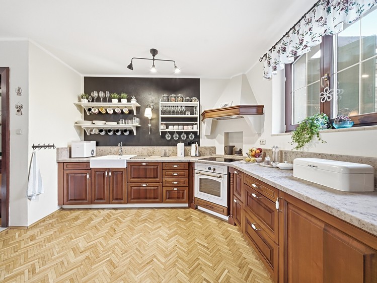 Prodej vícegeneračního domu 470 m², pozemek 780 m² - foto 4