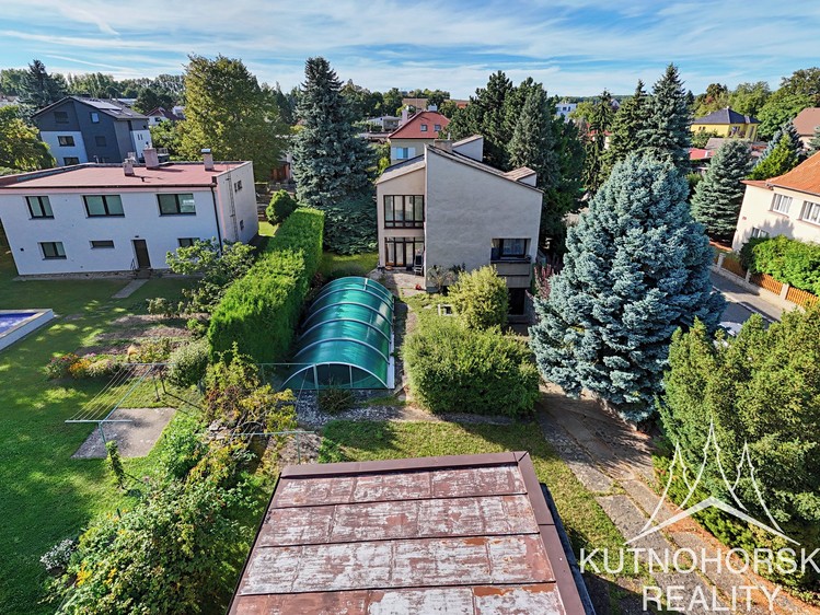 Prodej rodinného domu 214 m², pozemek 924 m² - foto 2