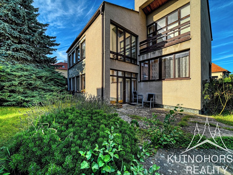 Prodej rodinného domu 214 m², pozemek 924 m² - foto 3