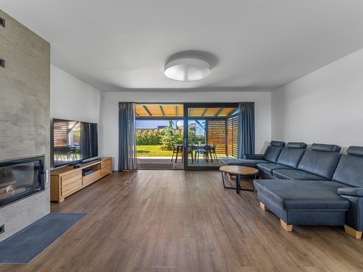 Prodej rodinného domu 143 m², pozemek 818 m² - foto 2