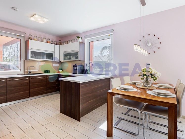 Prodej rodinného domu 202 m², pozemek 1 000 m² - foto 3