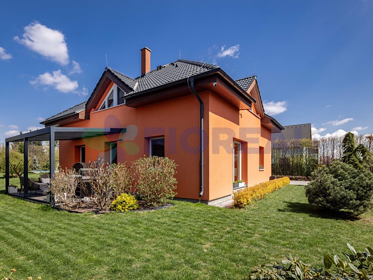 Prodej rodinného domu 202 m², pozemek 1 000 m² - foto 1