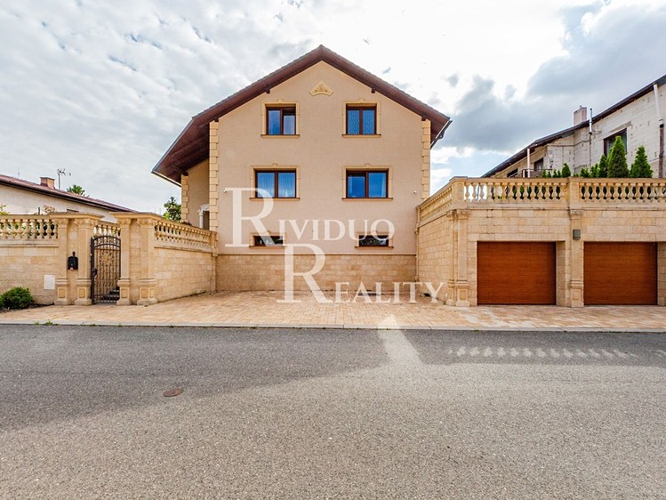 Prodej rodinného domu 357 m², pozemek 784 m² - foto 1